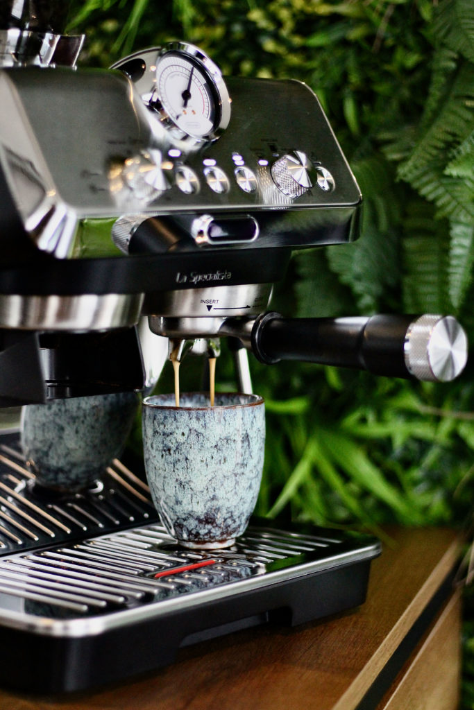 Eine hochwertige Espressomaschine brüht frischen Espresso in eine Tasse